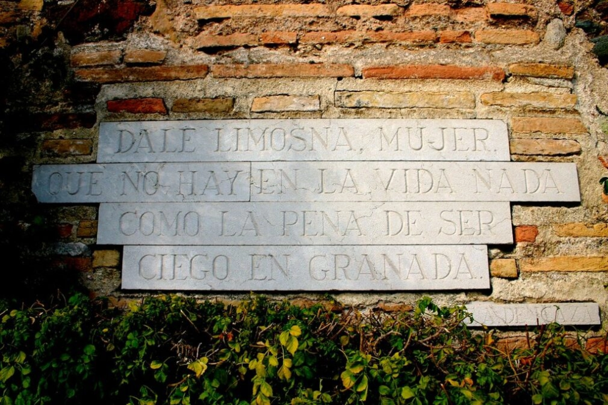 Frase en la pared de la Alhambra