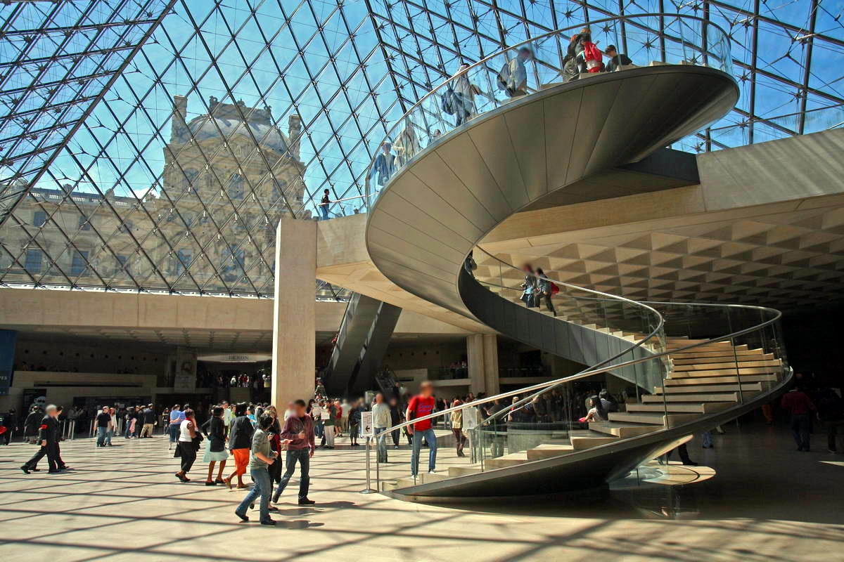 Interior pirámide museo del Louvre